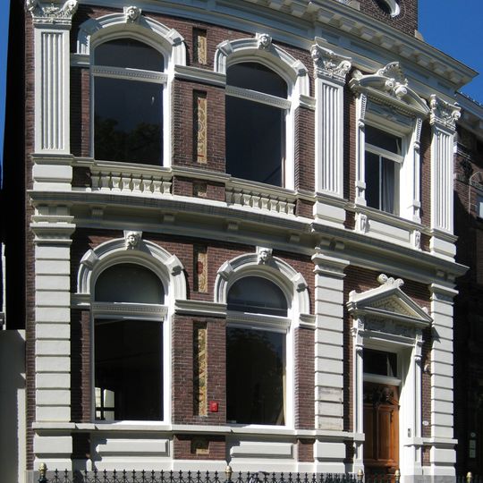 Herenhuis in rijk versierde eclectische bouwstijl