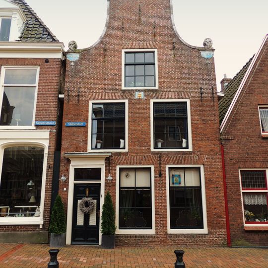 Pand met halsgevel en gevelsteen met vergulde klok