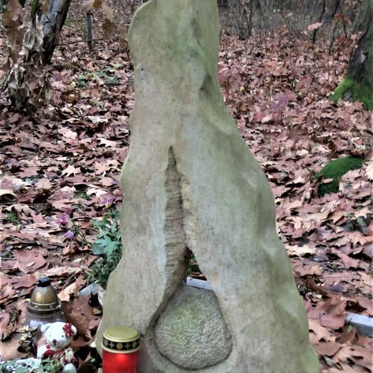 Pomník nenarozených dětí u silnice západně od Třebestovic