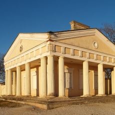 Raadi mõisa väravahoone