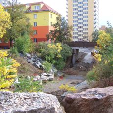 Lávka přes vstup do bývalé požární nádrže v Malinové ulici