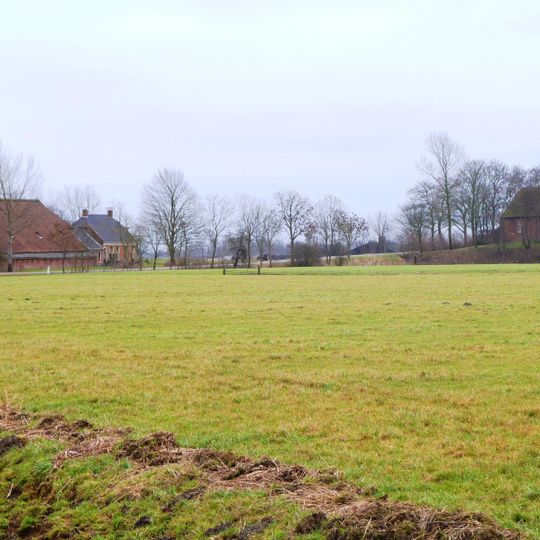 Terrein met een gedeeltelijk afgegraven wierde