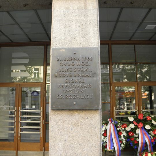 Pamětní deska událostem srpna 1968 na budově Českého rozhlasu v Praze