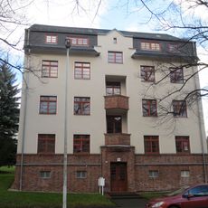 Mietshaus in offener Bebauung mit Vorgarten Zeißstraße 72