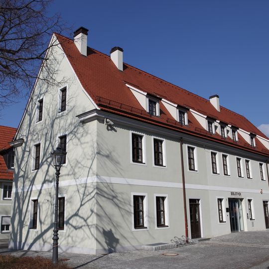 Wohnhaus in offener Bebauung, ehemalige Schule An der Kirche 1