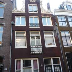 Pand met halsgevel met gedeelde vleugelstukken en wapenschild in de afdekking