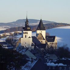 Einzeldenkmale der Sachgesamtheit Schloss Schwarzenberg: dreiflügelige Schlossanlage mit südwestlichem Bergfried, westlich angebautem Turmhaus, östlichem Oberhaus (ehemals Palas), südlichem Zwischenbau zum Bergfried, neogotischem Nordbau (Amtsger