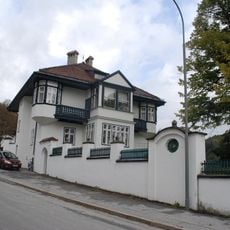 Villa samt Ausstattung und Einrichtung und Garteneinfriedung