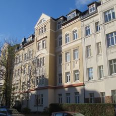 Mietshaus in geschlossener Bebauung mit Vorgarten Leonhardtstraße 32