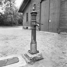 Twickel: gietijzeren pomp