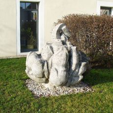 Kamenná plastika na nádvoří muzea v Dobrovici