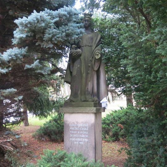 Socha svaté Anežky České u kostela ve Všetatech