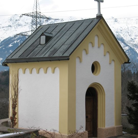 Ansitz Oellacher, Hauskapelle, Brunnen und Garteneinfriedung
