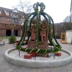 Stadtbrunnen mit Traditionsfiguren