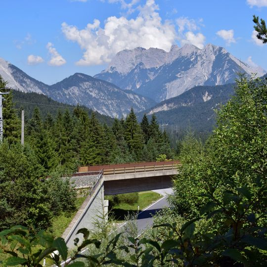 2 Brücken zwischen Personentunnel Birkl und HS Seefeld-Playcastle