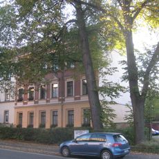 Mietshaus in halboffener Bebauung, mit Vorgarten Clausstraße 28