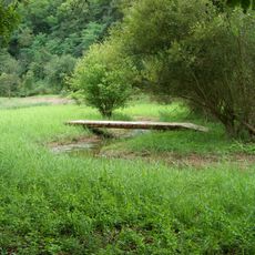 Lávka přes pravé rameno Šáreckého potoka v meandrech proti domu V Šáreckém údolí čo. 104a