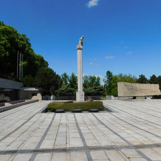 Sloup se sochou vojína Rudé armády