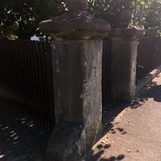 Barocke Hoftorpfosten mit Radabweisern und Kugelaufsätzen