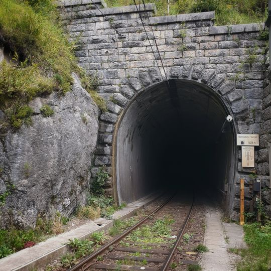 Stützmauer und Tunnelportal Ebensee