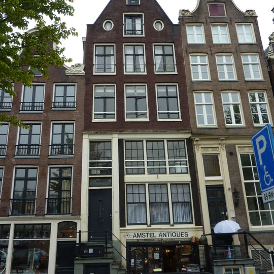 Pand met puntgevel met ovale vensters in de top