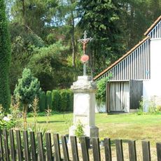 Kříž v zahradě domu v Dolním Šebířově