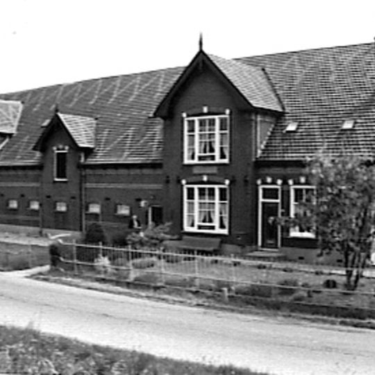 Boerderij van het dwarsdeeltype met een T-vormige plattegrond. Het pand is gebouwd in Traditioneel Ambachtelijke stijl