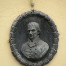 Plastika na fasádě domu v Dědické ulici v Radnici