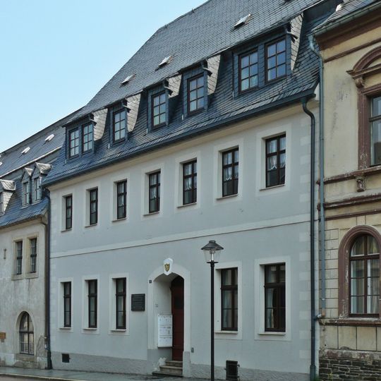 Ehemaliges Bergamt, jetzt Wohnhaus in geschlossener Bebauung, mit Gedenktafel für Oberberghauptmann von Trebra Freiberger Straße 4