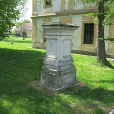 Podstavec sochy svatého Františka Xaverského vlevo u fary v Bezně