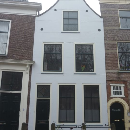 Pand met gepleisterde tuitgevel