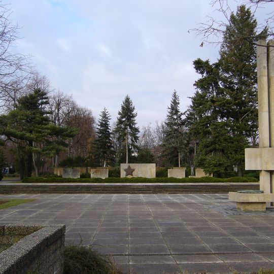 Ehrenhain und Gedenkstätte für die Opfer des Faschismus und Gefallene des Zweiten Weltkrieges; Gedenkstätte für die Opfer des Faschismus und die Gefallenen des Zweiten Weltkrieges Dietrich-Bonhoeffer-Straße (Neustadt/Stadtzentrum, Park am Gemein
