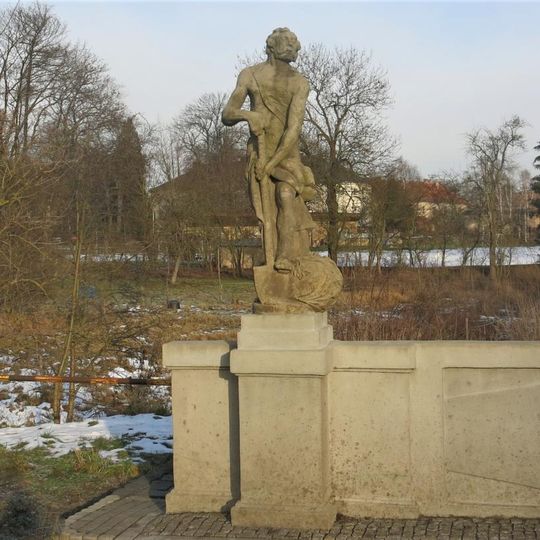 Alegorická socha Země na mostě v Křinci