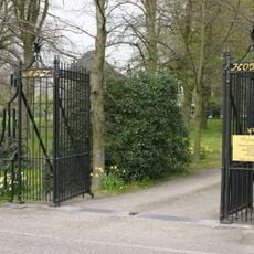 Smeedijzeren inrijhek met naam buitenplaats. Lodewijk XVI trant