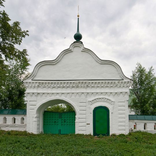 Входные ворота с оградой