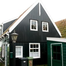 Houten huis in het verlengde van nr 12