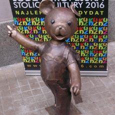 Miś Uszatek sculpture