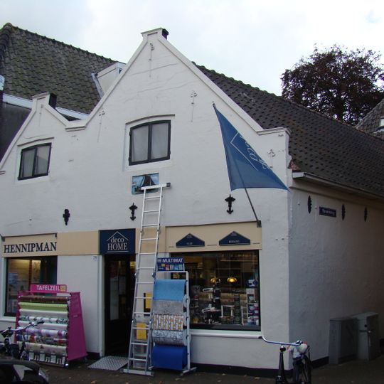 Dubbel gepleisterde topgevel, gevelsteen een schip