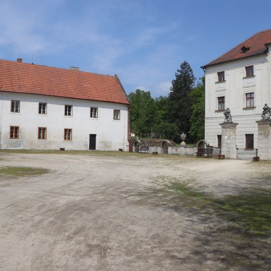 Vstupní nádvoří zámku Budišov