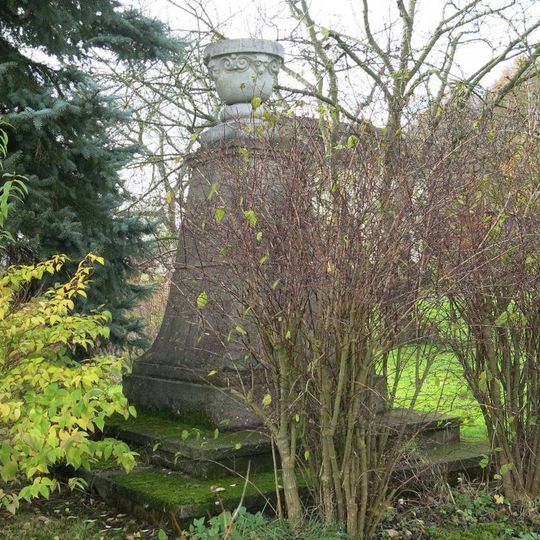 Kamenný obelisk v ulici Strmá pod zaniklými lázněmi Chmelnice