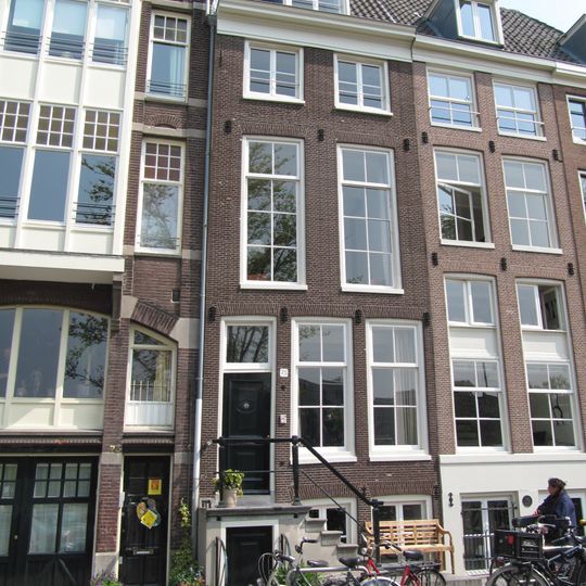 Huis, onderdeel van oud huizenblok met doorlopend dwars dak. Gevel onder rechte lijst waarop dakkapel. Verdiepinghoogten tweede helft 19e eeuw veranderd