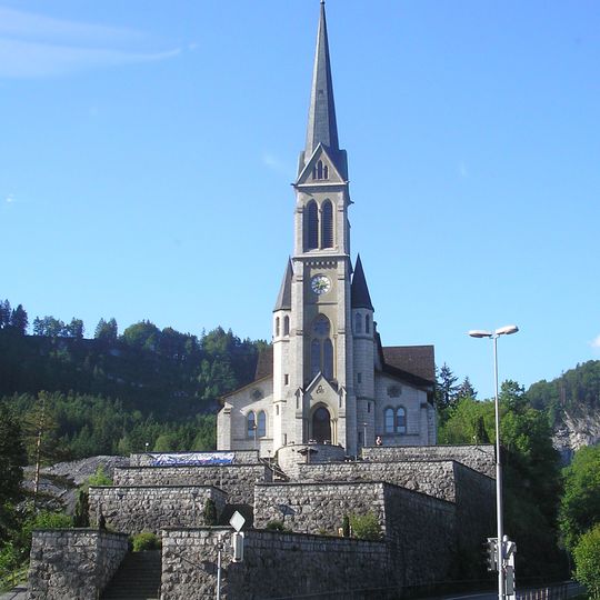 Pfarrkirche Herz Jesu mit terrassierter Friedhofsanlage