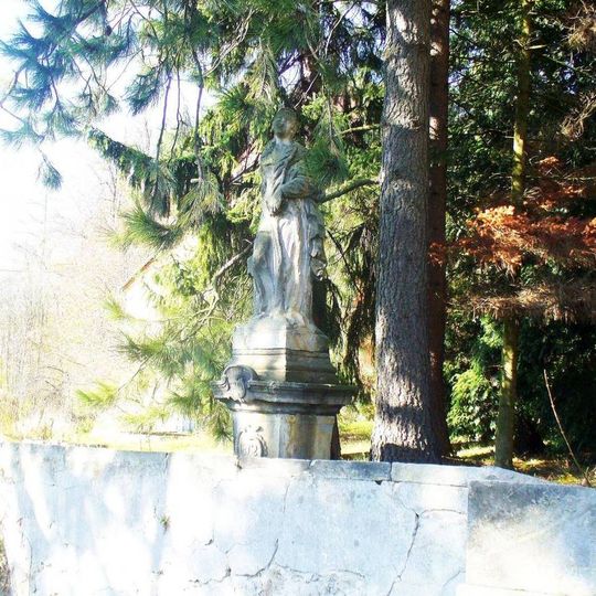 Socha svaté Barbory u kostela v Krásné Lípě