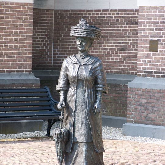 Standbeeld koningin Wilhelmina