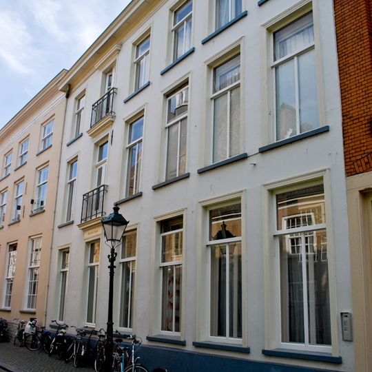 Breed herenhuis met witgepleisterde lijstgevel