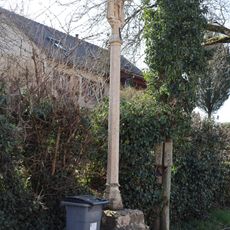 Croix du bourg de Charigny