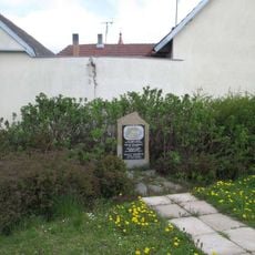 Pomník v Nové Cerekvi u křižovatky