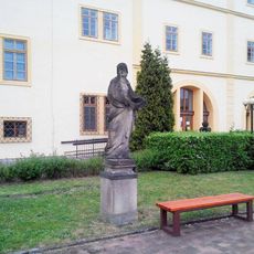 Socha před muzeem v Chomutově (3)