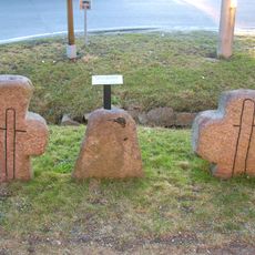 Drei Sühnesteine (zwei Steinkreuze und ein Gedenkstein) Dorfstraße 40 (vor)