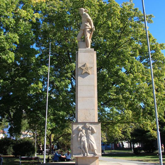 Pomník sovietskej armáde, pilier s podstavcom